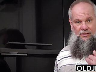 Stiefvater fickt mich hart in meinem Mund