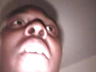 Brünette im stehen in den Arsch gefickt