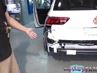 Kerl fickt seine Frau in der Garage