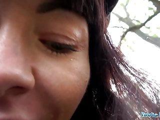 Public Casting - Mund voll Sperma für sexy Brünette