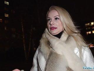 Casting - sexy Blondine rasiert ihre rasierte Muschi mit Sperma