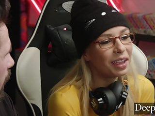 Ein heisses gamergirl Carmen Caliente spielt ein anderes Spiel