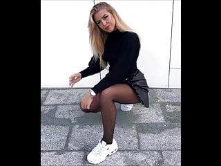 Junge Frau in Nylons macht es sich selbst