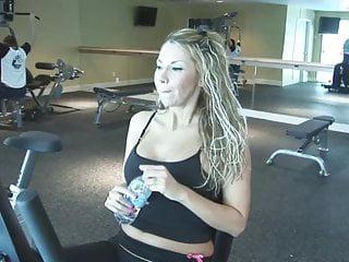 Sexy junge Model mit dicken Titten beim Pornocasting - die kleine bekommt die dicke Ladung ins Gesicht