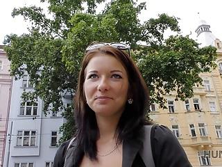 Junger Paar fickt für Geld vor der Kamera