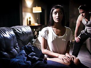 Kleine Titten Brünette hat eine Stunde für ihren Stiefvater