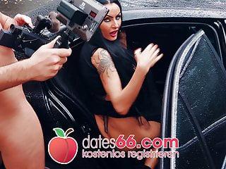 Scharfe deutsche Milf auf der Rückbank gefickt