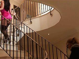 Zwei hübsche Girls ficken mit weißen Schwänzen