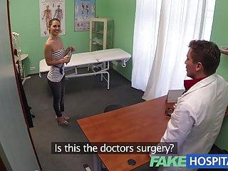 Fake Krankenhaus - sexy Ärztin bläst den Schwanz des Patienten