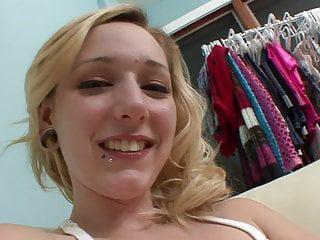 Blondine bekommt warmes Sperma nach dem kehlenfick