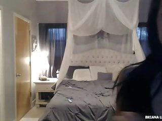 Sexy Briana Lee zeigt ihre dicken Titten und ihre feuchte Muschi