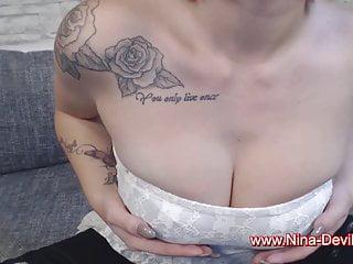 Nina zieht sich aus und masturbiert