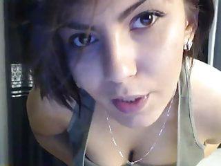 Süsses Girl spielt mit ihrer Muschi