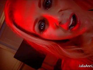 Sexy Milf Julia Ann lutscht an einem Schwanz