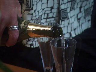 Monica melkt Schwanz - Sperma in Nahaufnahme