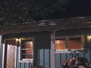 Blondine lässt sich im Freien von hinten ficken