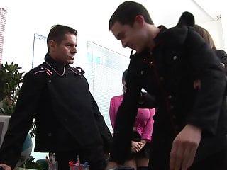 Vollbusige Brünette treibt mit ihrem Chef geile Liebesspiele