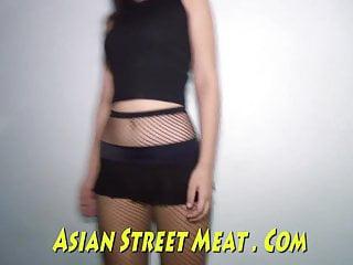 Hübsche Asiatin wird hart anal gefickt