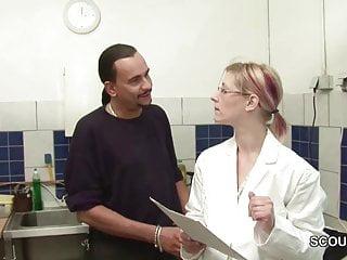 Boss fickt Azubine auf der Arbeit durch