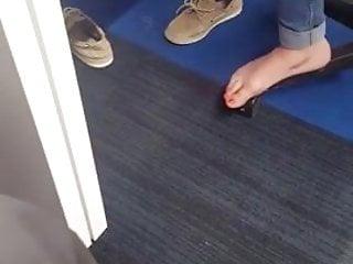 Blonde Studentin mit painted in der Bibliothek