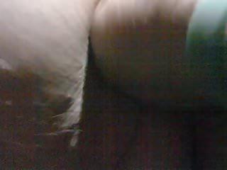 Mollige Milf spielt an seinem braunen Schwanz