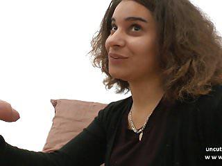 Junge Französin wird zum ersten Mal anal gefickt