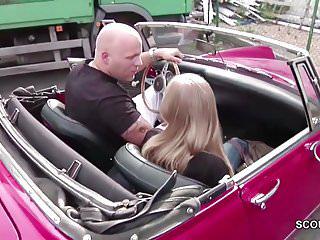 Das junge Mädchen nach dem schulunterricht abgeschleppt und durchgefickt