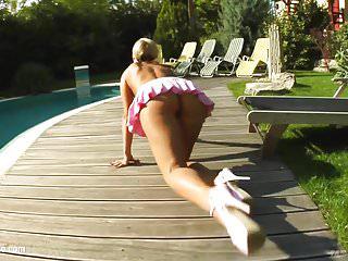 Harter Sex mit dem geilen Teen Candy die kleine Sau bekommt den Schwanz tief in die kleine Fotze