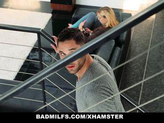 Böse stiefmütterchen teilt sich den Freund ihrer Stiefmutter