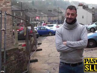 Geile britische Schlampe braucht eine Bestrafung für ihre Fotze