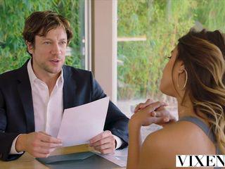 Vixen und sexy Freundin teilen sich einen Schwanz - Uma Jolie und amia Miley beim Dreier