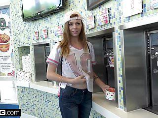 Teen alex Blake fickt im Auto