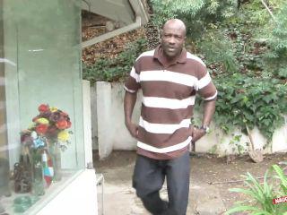 Ein schwarzer Glückspilz kommt vorbei für eine neue Europäerin