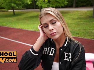 Teen Schlampe hat ihren Trainer zum Sex überredet