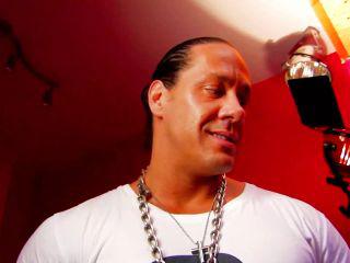 Eine schlanke und hübsche deutsche Frau nimmt einen großen Schwanz tief in sich auf