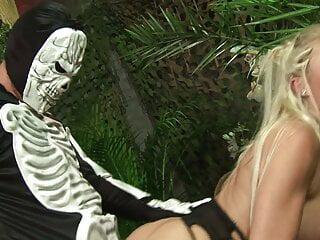 Ebony Schönheit wird von einem Priester gefickt