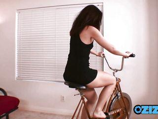 Der Handwerker fickt die enge weisse Fotze der Schlampe