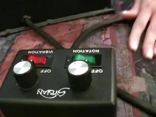 Rothaarige Tussy betrügt ihren Mann mit einem Sextoy