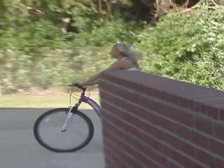 Geile Schlampen lecken sich vor der Kamera die Titten