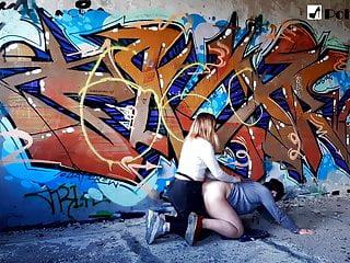 Russisches Luder lässt sich öffentlich von ihm ficken