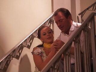 Die süße Milf wird hart auf der Treppe gefickt