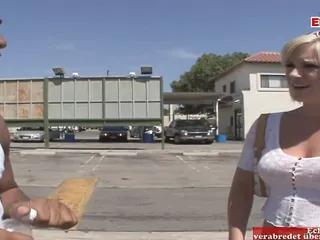 Blondine mit kleinen Titten bekommt ihren ersten bbc