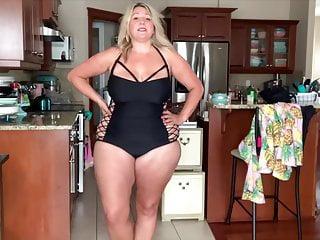 Mutter Tania zeigt ihre dicken Titten und ihren geilen Arsch