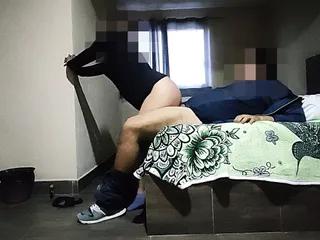 Die geile Schlampe betrügt ihren Mann mit dem Nachbarn