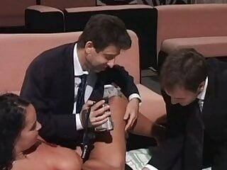 Retro Pornofilm aus dem Jahr Fahrstuhl die geilen Löcher gefickt - Retro Gangbang