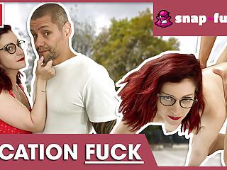 Die geile Flora hat einen versauten Date mit einem Fremden