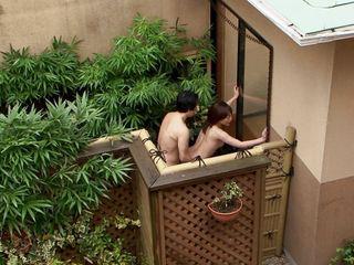 Heiße japanische Schlampe genießt den Fick und das Gesichtsbesamung